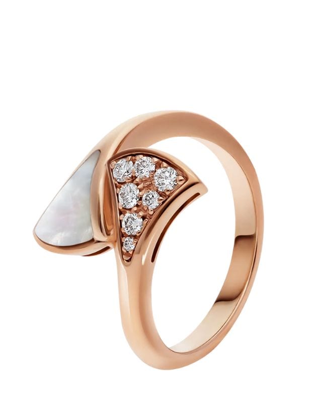 Divas' Dream small contraire ring in 18 kt rose gold, set with mother of pearl and pavé diamonds.